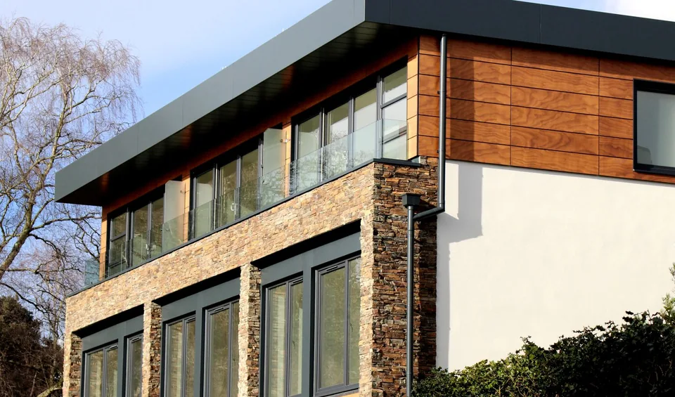 Fachada residencial contemporánea con volúmenes y cerramientos